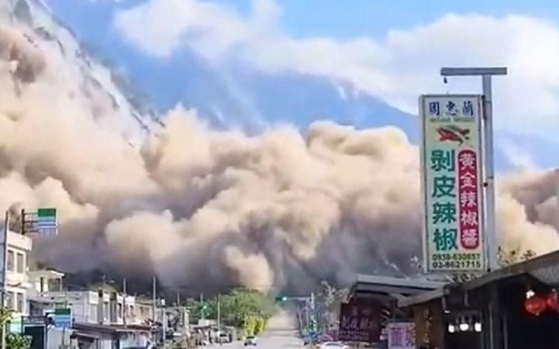 Video động đất gây sạt lở khiến đất đá 'nuốt chửng' một thị trấn ở Đài Loan