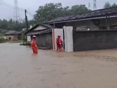Video mưa lớn đe dọa lũ lụt nghiêm trọng hiếm có ở Trung Quốc