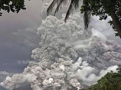 Video núi lửa Ruang ở Indonesia phun trào dữ dội, có nguy cơ gây sóng thần