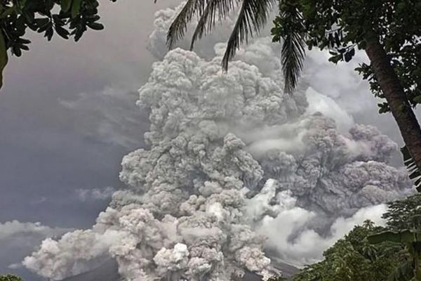 Video núi lửa Ruang ở Indonesia phun trào dữ dội, có nguy cơ gây sóng thần