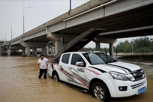 Video nước lụt 'một thế kỷ mới có một lần' ở phía Nam Trung Quốc cuốn phăng cả ô tô
