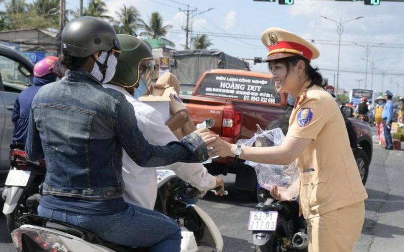 Xúc động hình ảnh cảnh sát giao thông 'đội nắng' tặng nước uống cho người dân dịp lễ 30.4 - 1.5